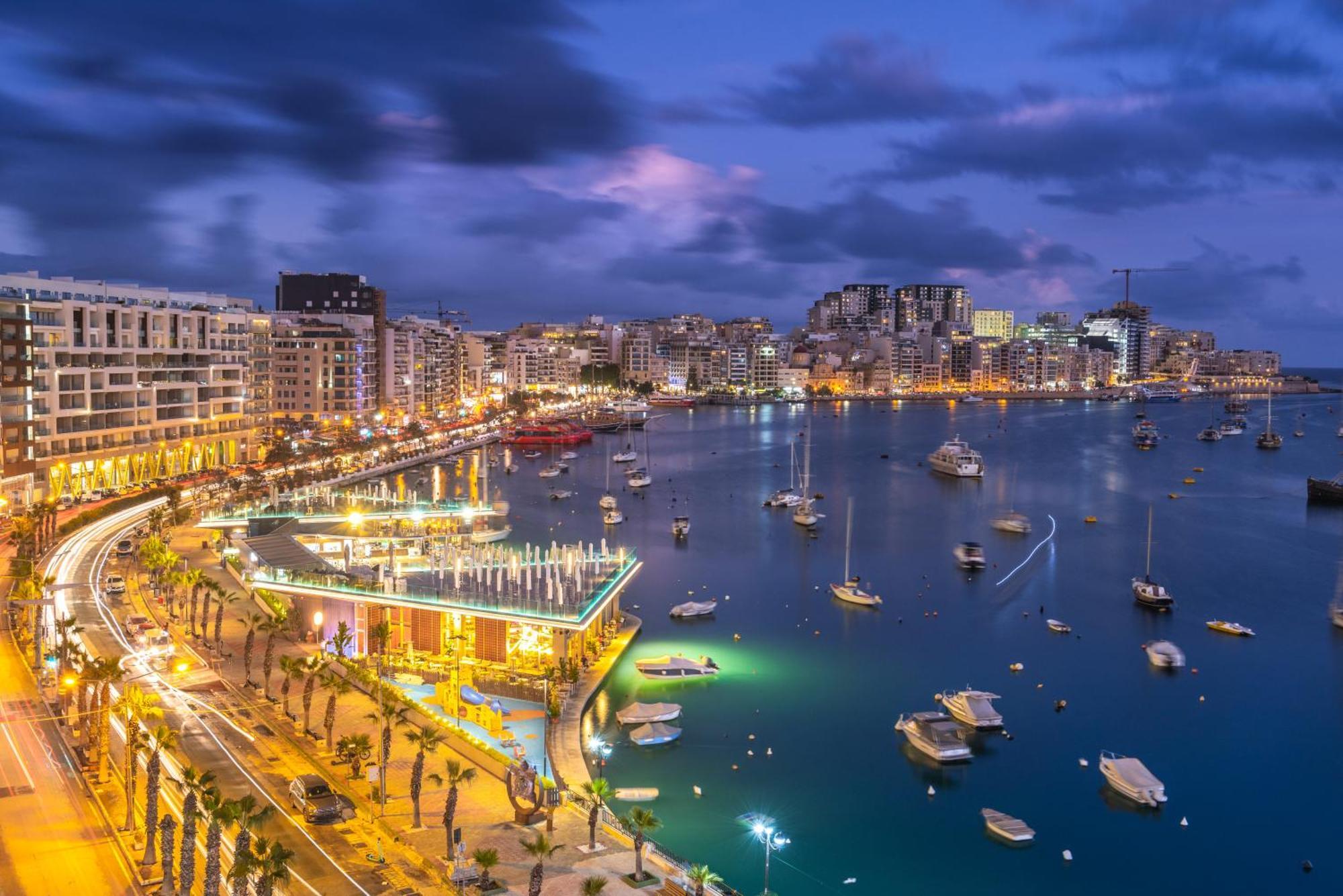 Appartamento La88 Bayview Penthouse With Jacuzzi Sliema Esterno foto