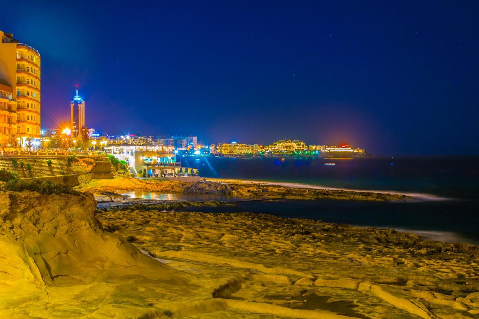 Appartamento La88 Bayview Penthouse With Jacuzzi Sliema Esterno foto