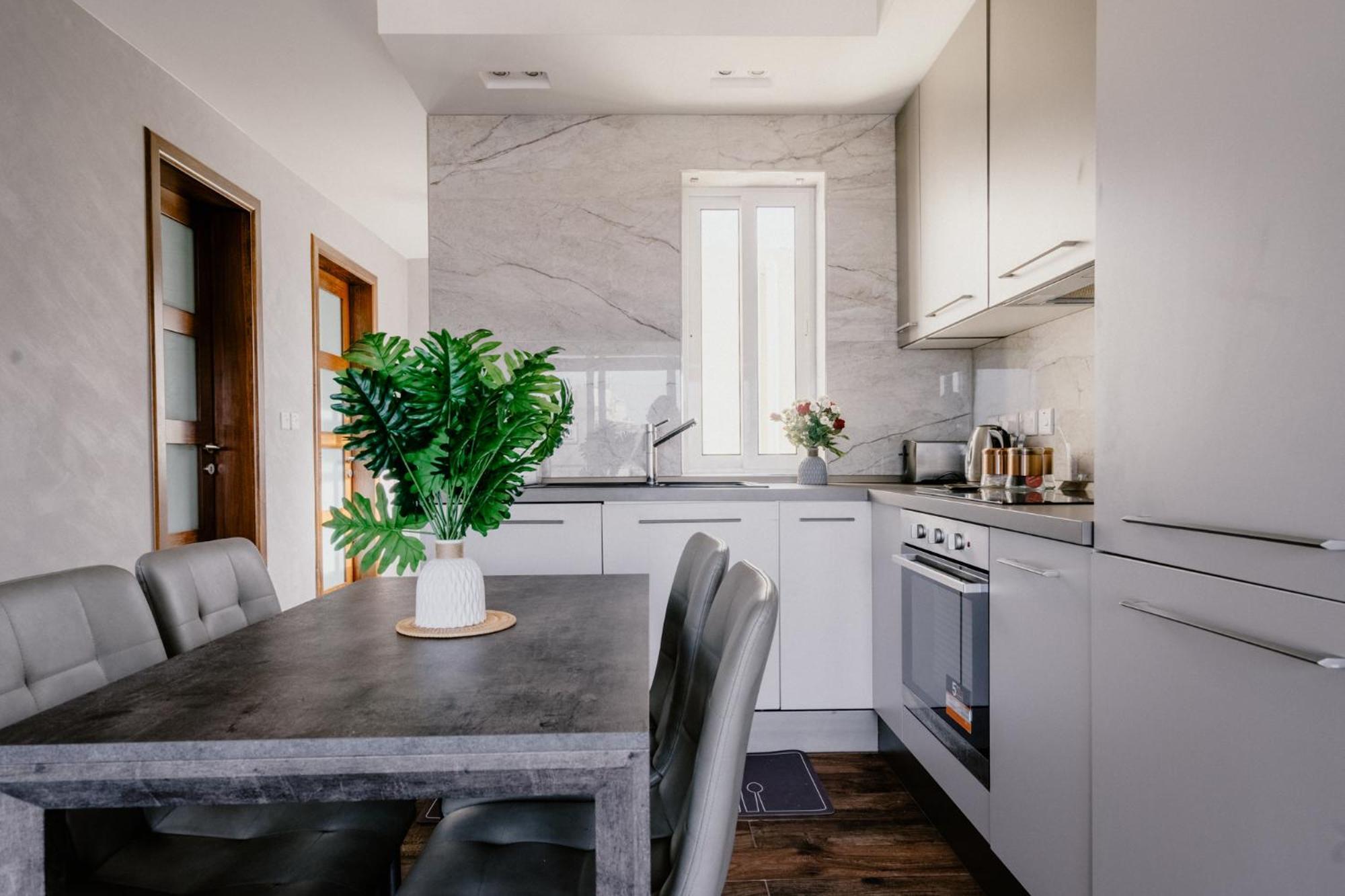 Appartamento La88 Bayview Penthouse With Jacuzzi Sliema Esterno foto