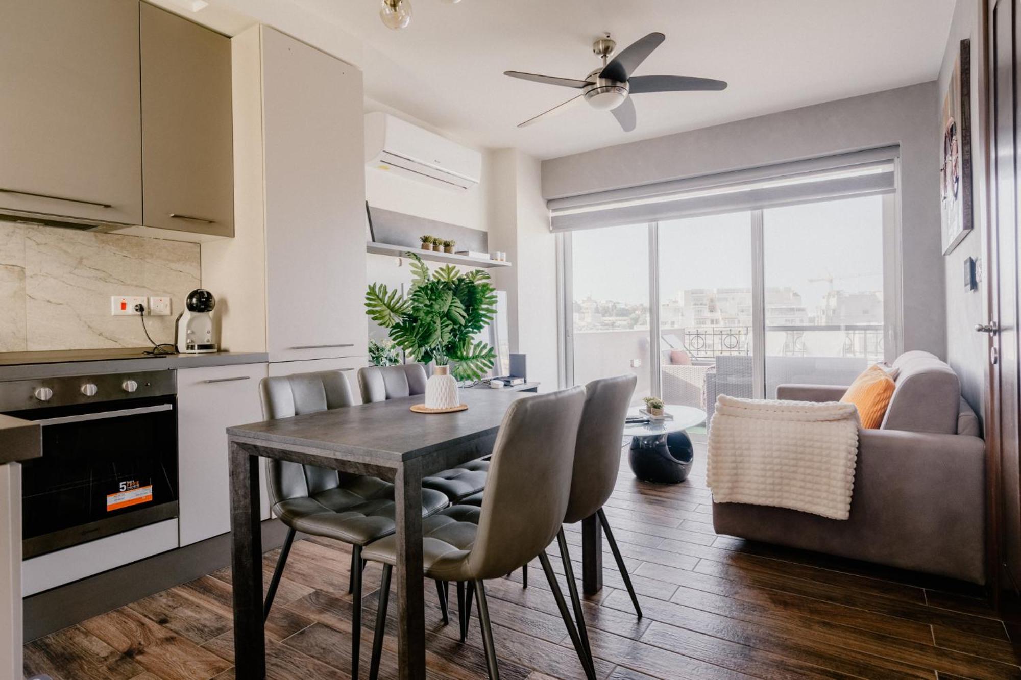 Appartamento La88 Bayview Penthouse With Jacuzzi Sliema Esterno foto