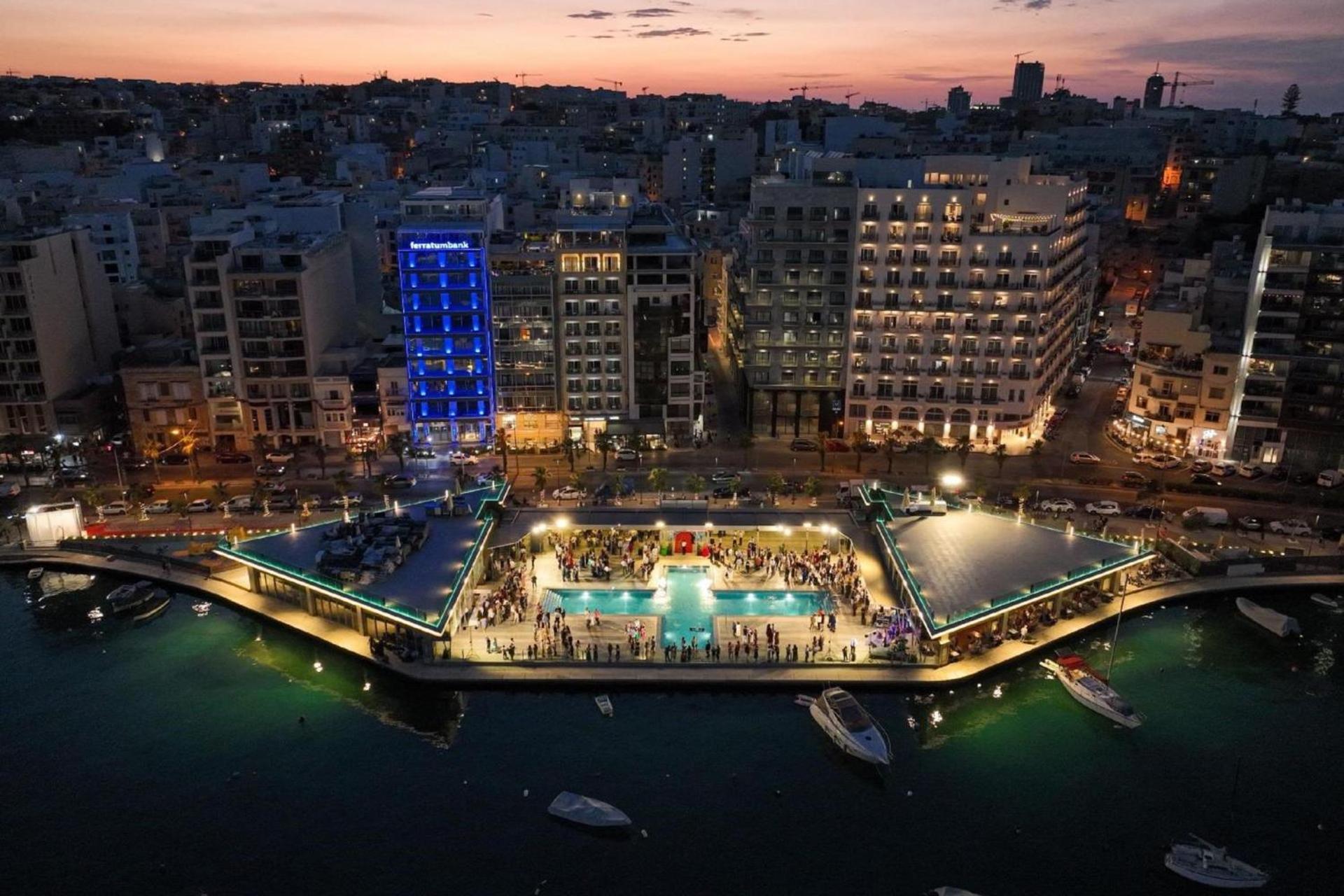 Appartamento La88 Bayview Penthouse With Jacuzzi Sliema Esterno foto