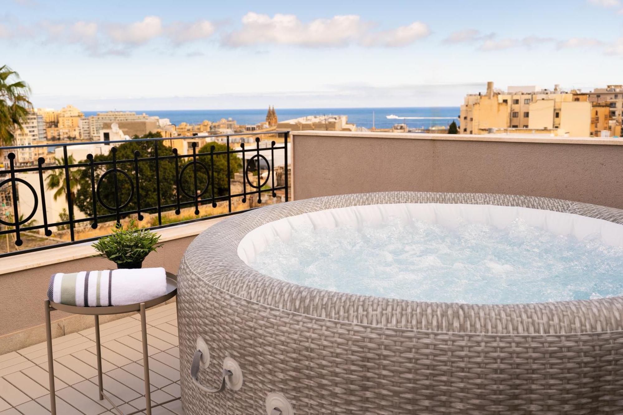 Appartamento La88 Bayview Penthouse With Jacuzzi Sliema Esterno foto