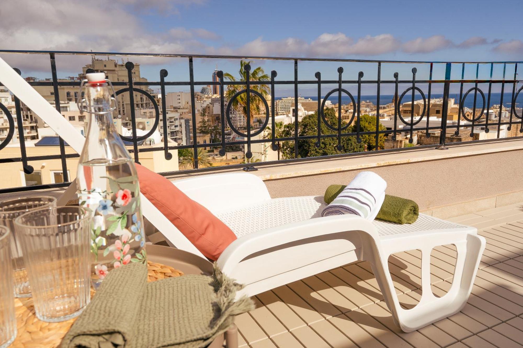 Appartamento La88 Bayview Penthouse With Jacuzzi Sliema Esterno foto